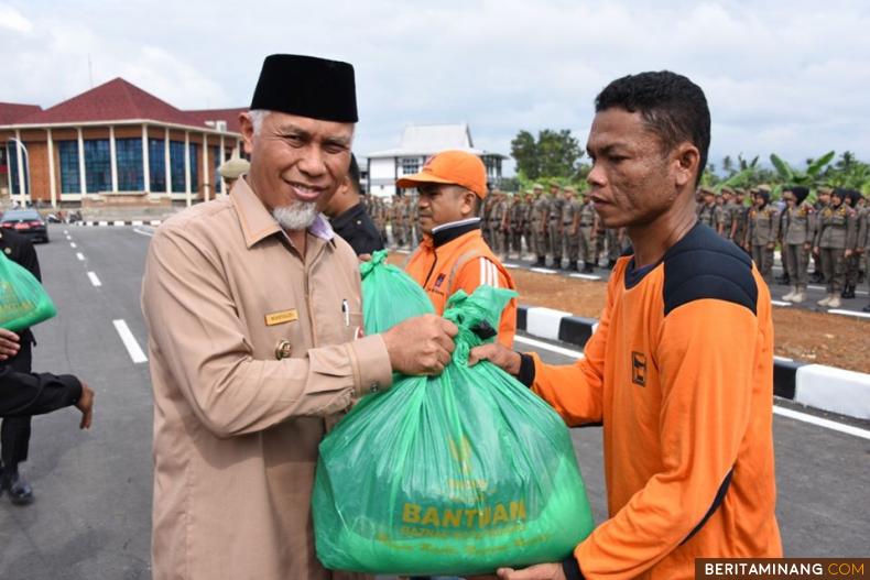 Penyerahan paket sembako oleh Wali Kota Padang Mahyeldi kepada pegawai honorer dan tenaga kontrak di Balai Kota Padang, Air Pacah