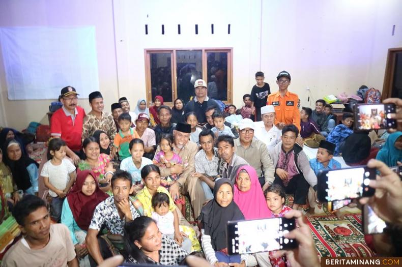 Wako Padang Mahyeldi dan Wabup Pessel Abdul Rahman berbaur dengan korban banjir di Solok Selatan. Humas Solsel