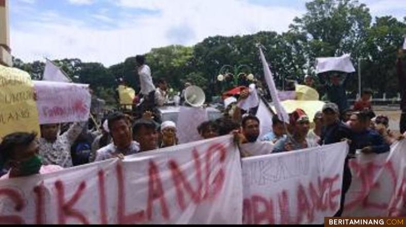 Aliansi Masyarakat Peduli Keadilan (Ampek) yang berasal dari Sikilang, Kec. Sungai Aua, Pasaman Barat, Sumbar, lakukan demo di halaman DPRD Kabupaten Pasaman Barat. Foto Ade MS
