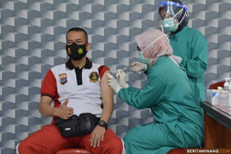 Suasana vaksinasi di Kota Padang Panjang.