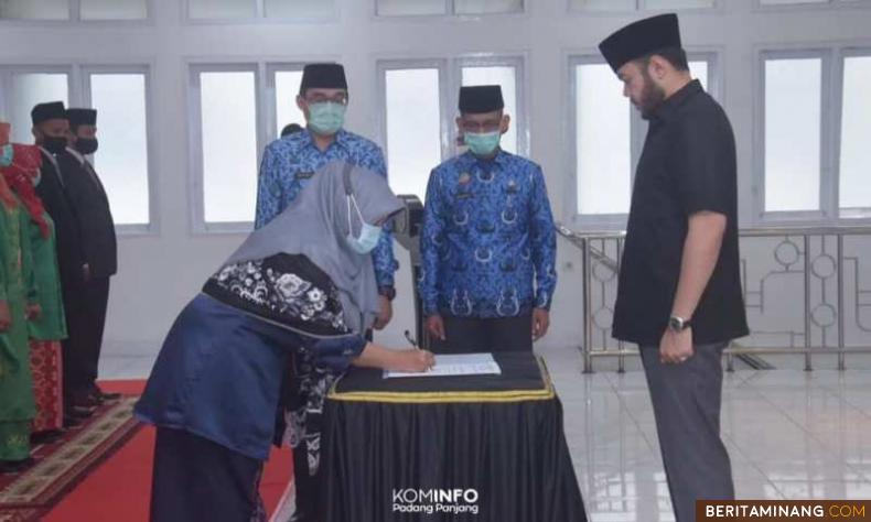 Wako Padang Panjang Fadly Amran saat menyaksikan salah satu Pejabat Administrator dan Pengawas yang dilantik  tandatangani berita acara pelantikan.