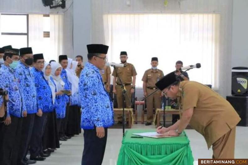 Bupati Pasaman saat menandatangani Fakta Integritas pelantikan kepala UPT SMP dan SD se Pasaman di lantai lll kantor Bupati Pasaman. Foto: MAL