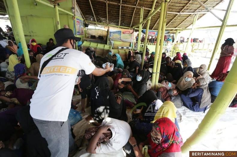 Relawam ACT tengah berada di tengah pengungsi Rohingnya yang terdampar di Lhokseumawe. Foto Humas ACT