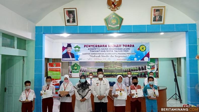 Foto bersama usai penyerahan hadiah bagi pemenang KSM Tingkat Kota Padang Panjang, Selasa (31/08/2021). Foto: Kominfo Padang Panjang