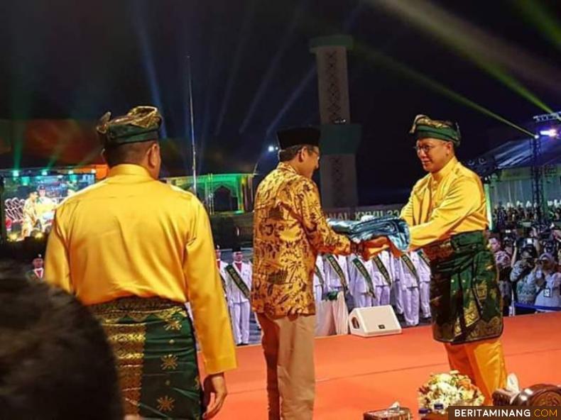 Gubernur Irwan Prayitno saat menerimap pataka MTQ Nasional dari Menteri Agama Lukman Hakim S usai penutupan MTQ Nasional di Medan 2018. Humas Sumbar