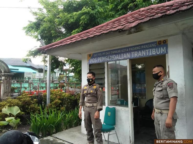 Satuan Polisi Pamong Praja dan Pemadam Kebakaran Kota Padang Panjang saat berjaga di pos.