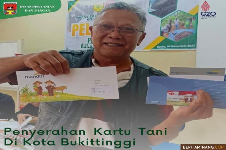 Kabid.Penyuluhan dan Kelembagaan Sonni Fitri SPt,menyerahkan kartu tani BPP Kecamatan Mandiangin Koto Salayan jumat(25/11). Foto : DPP Bukittinggi