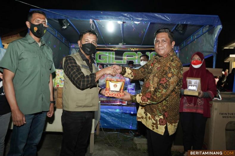 Kepala Badan Intelijen Negara (BIN) Sumatera Barat Hendra Saat menerima plakat daerah dari Bupati H. Khairunas didampingi, Kapolres Solsel, AKBP, Teddy Purnanto. Foto-Foto: Afrizal A