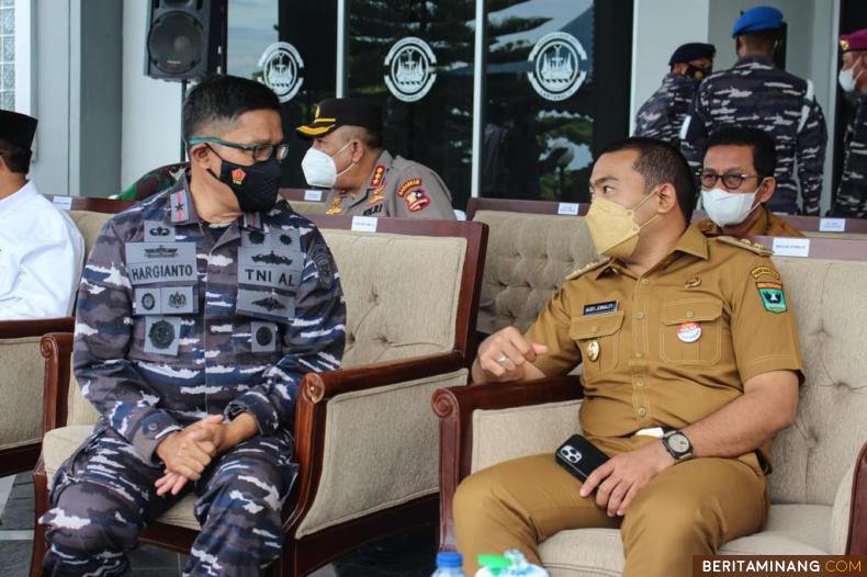 Wagub Audy dan Danlantamal II Padang Laksamana Pertama TNI Hargianto saat penyerahan lomba Vlog untuk Antisipasi Penyebaran Covid-19 di Sumbar.