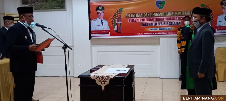 Bupati Pessel Rusma Yul Anwar saat melantik Rusdiyanto Sebagai Inspektur. Foto: Humas Pessel