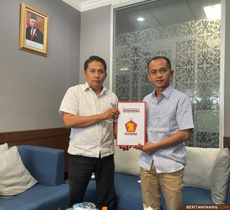 Rosandi Sanjaya Putra menerima SK bernomor 05-0057/kpts/DPP-GERINDRA/2021 melalui Sekretaris DPD Partai Gerindra Sumbar Evi Yandr. Foto: Eko P