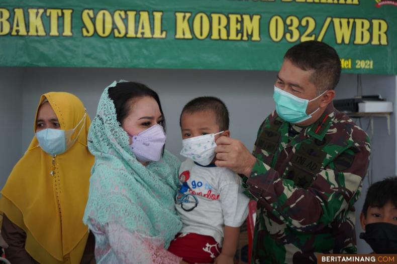 Danrem Brigjen TNI Arief Gajah Mada dan istri bersama anak-anak di Panti Asuhan Anak Mentawai. Foto: Penrem 032