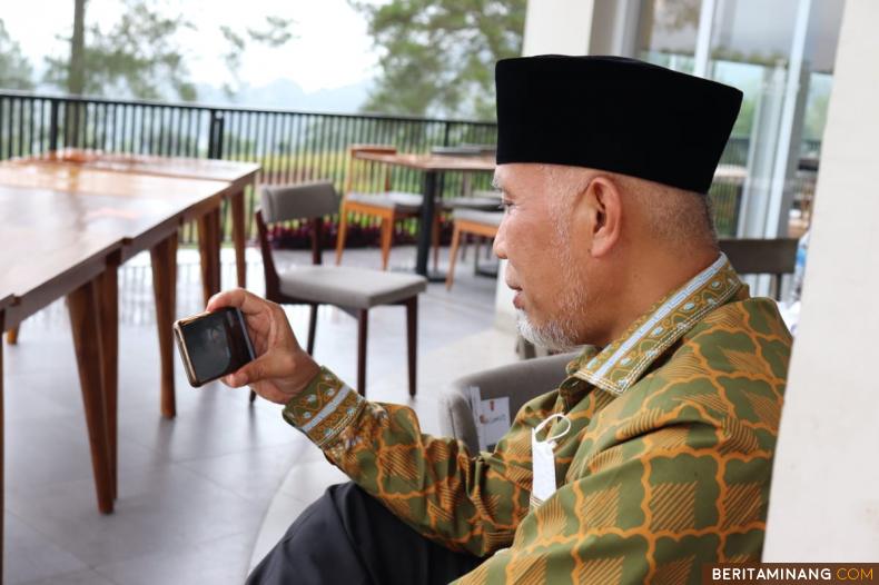Gubernur Sumatera Barat Mahyeldi Ansharullah dalam Webinar bertema Meningkatkan Kinerja Pemerintah Daerah dengan Mengoptimalkan Potensi ZISWaf dan Ekonomi Syariah.