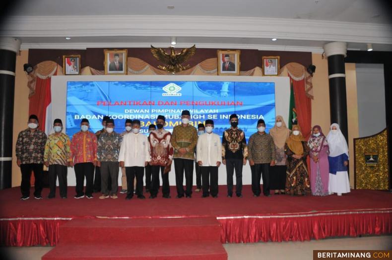 Gubernur Mahyeldi foto bersama usai Pelantikan dan pengukuhan Dewan Pimpinan Wilayah (DPW) Badan Koordinasi Mubaligh se Indonesia (BAKOMUBIN) Sumatera Barat periode 2020-2025.