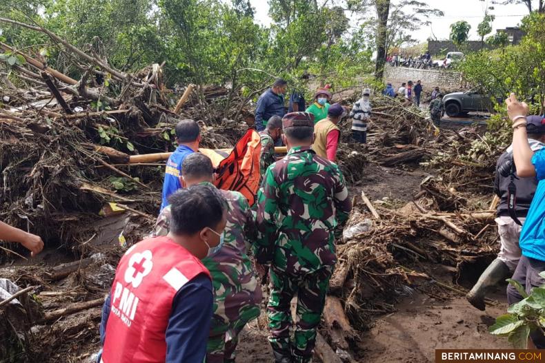 Tim Gabunangan sedang evakuasi korban banji bandang di Kota Batu Malang. Foto: BPBD Kota Batu