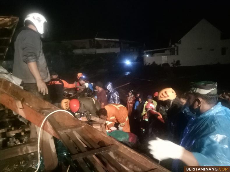 Petugas penyelamat evakuasi korban meninggal Banjir Bandang Kota Batu Malang.Foto: Humas BNPB