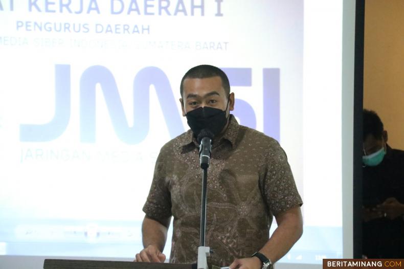 Wakil Gubernur Sumatera Barat (Sumbar) Audy Joynaldi, saat membuka Rapat Kerja Daerah (Rakerda) Jaringan Media Siber Indonesia (JMSI) Sumbar. Foto: Humas Sumbar