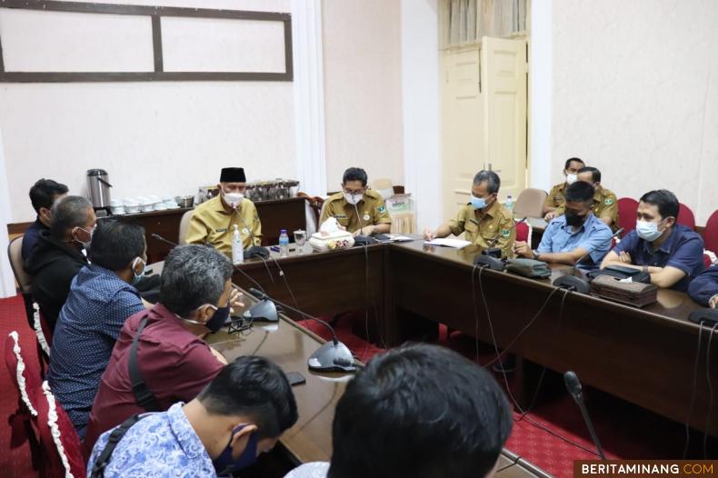 Gubernur Sumatera Barat Mahyeldi Ansharullah dalam acara silaturrahmi dengan wartawan, koresponden media Sumbar yang berposko di kantor gubernur.