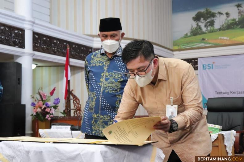 Gubernur Sumbar Mahyeldi saksikan  Kepala Regional CEO III Palembang, PT Bank Syariah Indonesia, Alhuda DJ tekan MoU.