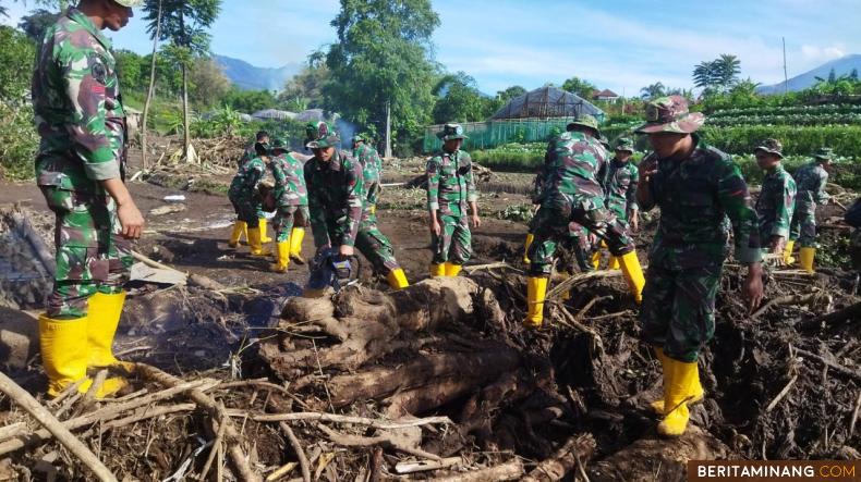 Tim gabungan BPBD Kota Batu bersama unsur TNI berupaya membersihkan puing potongan kayu yang terbawa banjir bandang di wilayah Kota Batu, Jawa Timur, Sabtu (6/11). FOTO: BPBD Kota Batu