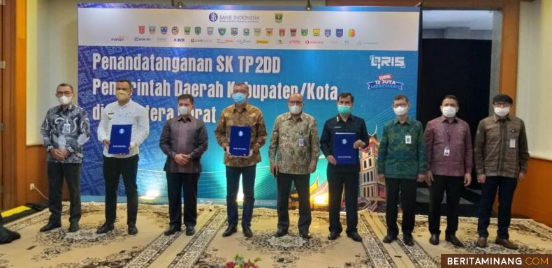 Plh Bupati Solsel, Doni Rahmat Samulo (empat dari kanan) bersama dengan bupati/walikota di Sumbar serta pihak Bank Nagari saat penandatanganan SK TP2DD di Bank Indonesia, Senin (5/4/2021). Ist.