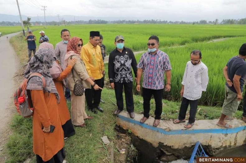Rombongn Komisi IV DPRD Sumbar saat tinjau dampak banjir di Kota Solok.