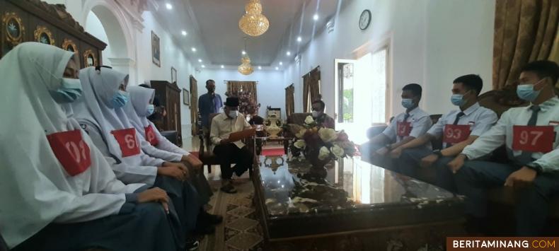 Sebanyak enam orang nominasi calon Pasukan Pengibar Bendera Pusaka (Paskibraka) asal Provinsi Sumatera Barat (Sumbar) Tahun 2021, bertemu dan mendapat wejangan langsung dari Gubernur Sumbar, Buya Mahyeldi, di Istana Gubernur, Sabtu (8/5/2021).