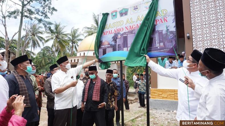 Gubernur Sumatera Barat Mahyeldi meresmikan pendirian Masjid Al Ahmad dan Cupak Islamic Boarding School di Nagari Cupak Kecamatan Gunung Talang Kabupaten Solok.