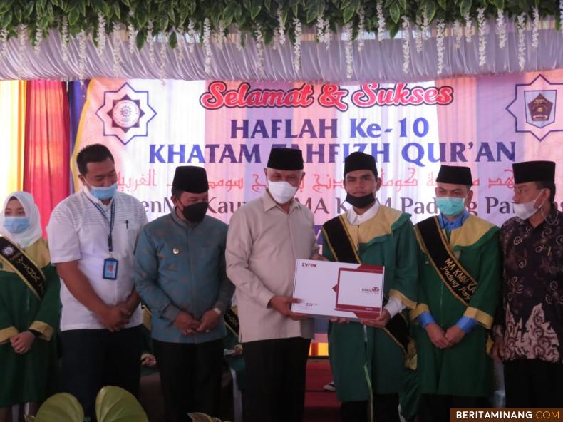 Gubernur Sumbar Mahyeldi saat menyerahkan sertifikat Hafiz Qur'an Kepada Santri PontrenMu Kauman. Ist.