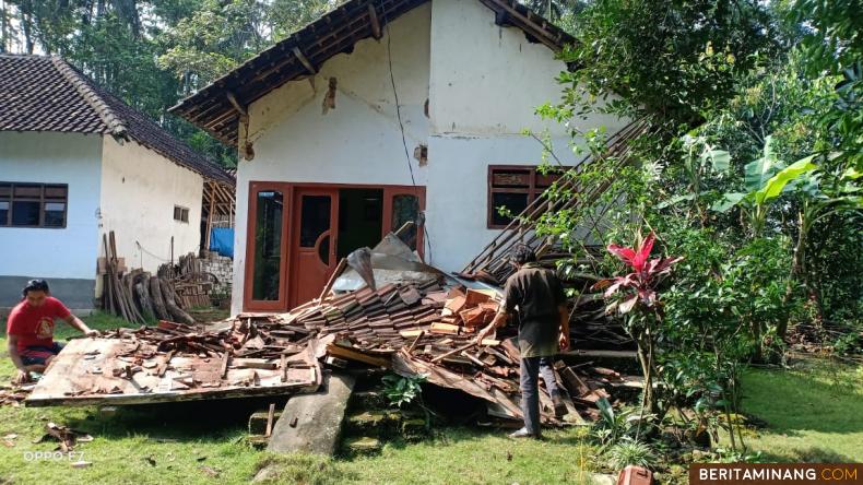 Sebuh rumah rusak akibat gempa di Jatim. Foto: Humas BNPB