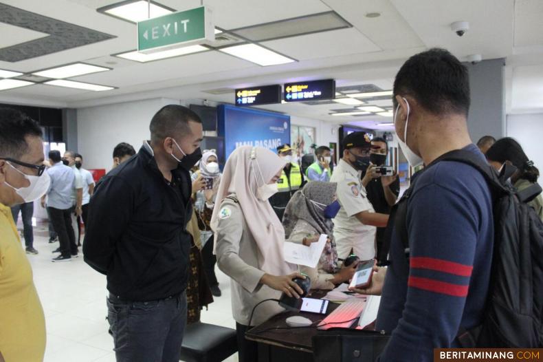 Wakil Gubernur Sumatera Barat Audy Joynaldy saat melihat Pemberlakukan Pembatasan Kegiatan Masyarakat (PPKM) di Bandara Internasional Minangkabau (BIM).