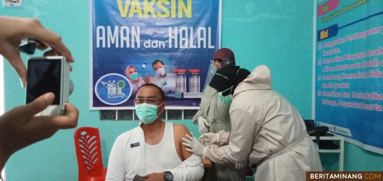 Salah seorang Nakes yang tengah di suntik Vaksin Covid-19 oleh tenaga medis. Foto: Afrizal. A