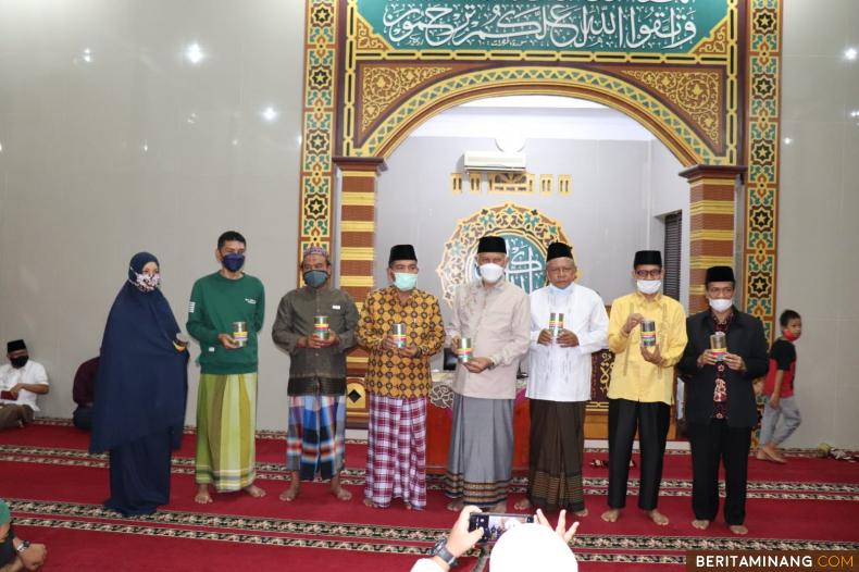 Gubernur Sumbar Mahyeldi saat meluncurkan program waqaf 2000 sehari di Masjid Ikhwatun Parupuk Tabing, Padang.