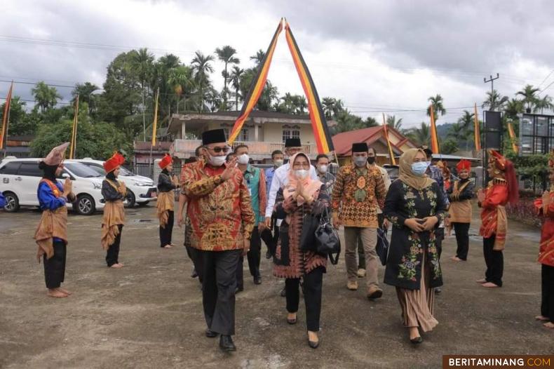 Bupati Pasaman, H.Benny Utama,SH.MM menyambut Tim Penilai LPM Berprestasi Tingkat Sumbar. Foto :Humas Pasaman