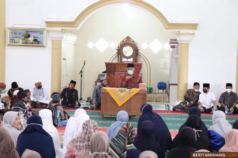 Gubernur Mahyeldi saat memberi tausiah di Masjid Jamik, Tandikia Nagari Sungai Tanang, Kecamatan Banuhampu, Kabupaten Agam.