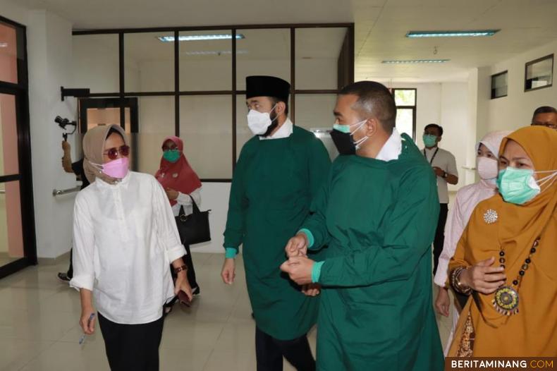 Wakil Gubernur Sumbar, Audy Joinaldy didampingi Wako Padang Panjang adly Amran saat meninjau kesiapan RSUD Padang Panjang dalam pelaksanaan PPKM Darurat.