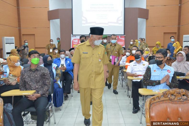 Gubernur Sumbar, Mahyeldi saat menghadiri Bimbingan Teknis (Bimtek) dan Penyuluhan Peningkatan Kapabilitas dan Pemberdayaan Masyarakat Antikorupsi yang digelar KPK RI di Padang.