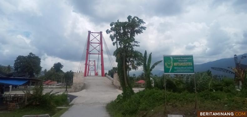 Area kios dan jembatan merah Batang Labuah menuju kawasan SRG yang di target jadi gerbang masuk kawasan. Foto: Afrizal. A