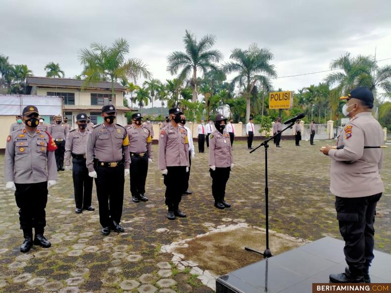 Kapolres Sawahlunto Junaidi Nur saat apel pelaksanaan pemberian apresiasi kepada 13 anggotanya di Mapolres setempat.Foto:Pin