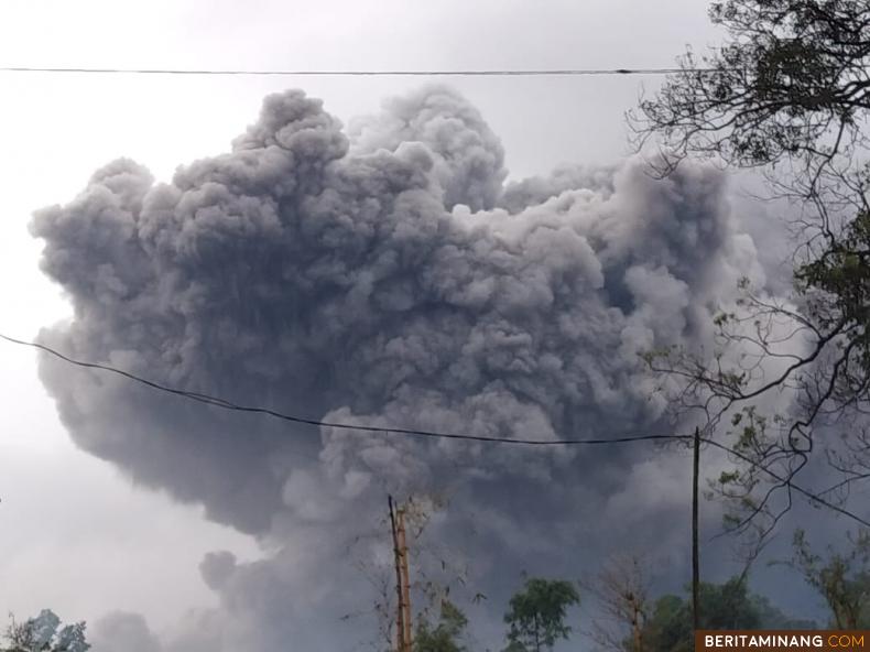 Guguran awan panas Gunung Semeru yaang mencapai jarak sejauh 4,5 Kilometer. Foto: Humas BNPB