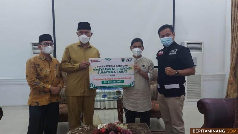 Gubernur Sumatera Barat Mahyeldi Ansharullah saat penyerah bantuan dari ACT Untuk Mamuju, yang di serahkan oleh Zeng Wellf Head Sub Regional ACT Sumbar, di Istana Gubernuran, Kamis (15/4/2021).