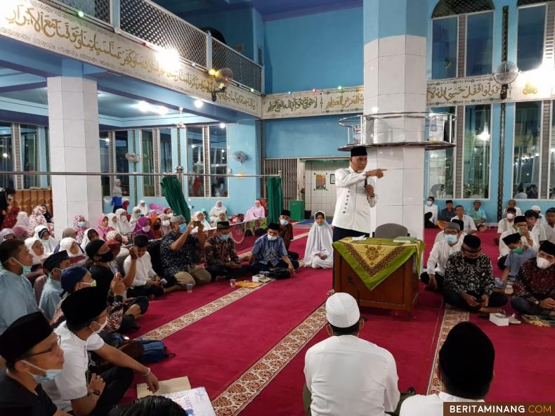 Gubernur Sumatera Barat Mahyeldi Ansharullah, dalam sambutan Tim Safari Ramadan (TSR) bersama PT Semen Padang, di Masjid Raya Silungkang Kota Sawahlunto. Foto: Humas Sumbar