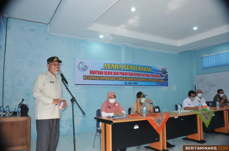 Gubernur Sumatera Barat Mahyeldi menyapa masyarakat nelayan Pesisir Selatan dalam acara penyerahan paket bantuan budidaya kerapu di Balai Benih Ikan Sungai Nipah Kabupaten Pessel.
