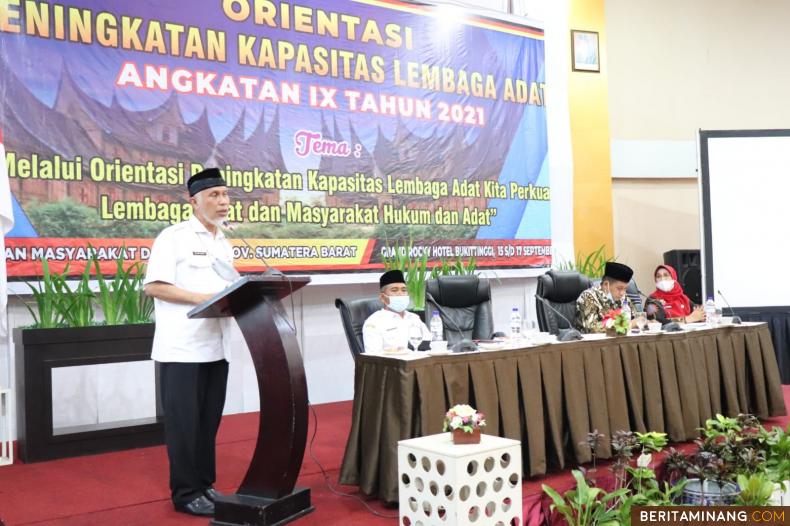 Gubernur Sumatera Barat Mahyeldi saat membuka Orientasi Peningkatan Kapasitas Lembaga Adat Angkatan IX Tahun 2021 di Bukittinggi.
