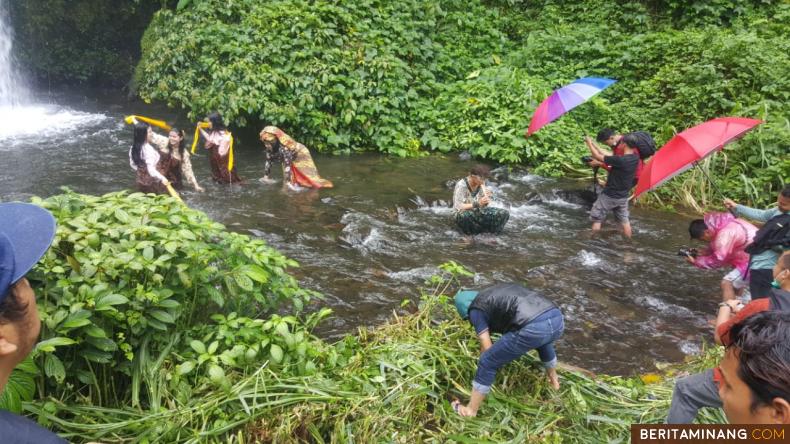 Suasana pengambilan gambar untuk promosi wisata Solsel di sungai dibawah air terjun kembar di Bangun Rejo Sangir, Senin (16/11/2020). Ist.
