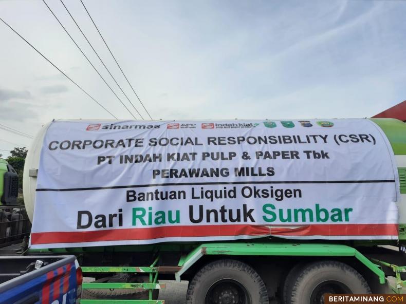 Spanduk bantuan oksigen dari PT Indah Kiat Riau.