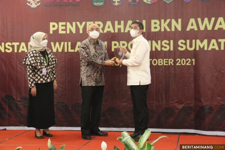 Wako Deri Asta saat menerima penghargaan Terbaik I BKN Award 2021. Foto: Hms