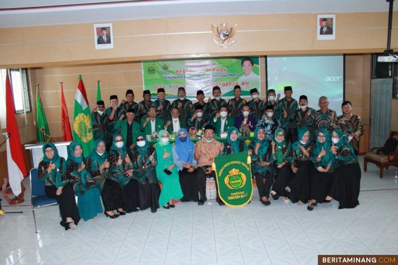 Sekretariat Daerah Provinsi Sumbar Hansastri foto bersama usai pengukuhan Kepengurusan Keluarga Besar Taman Siswa (PKBTS) di Kampus Hijau Padang.