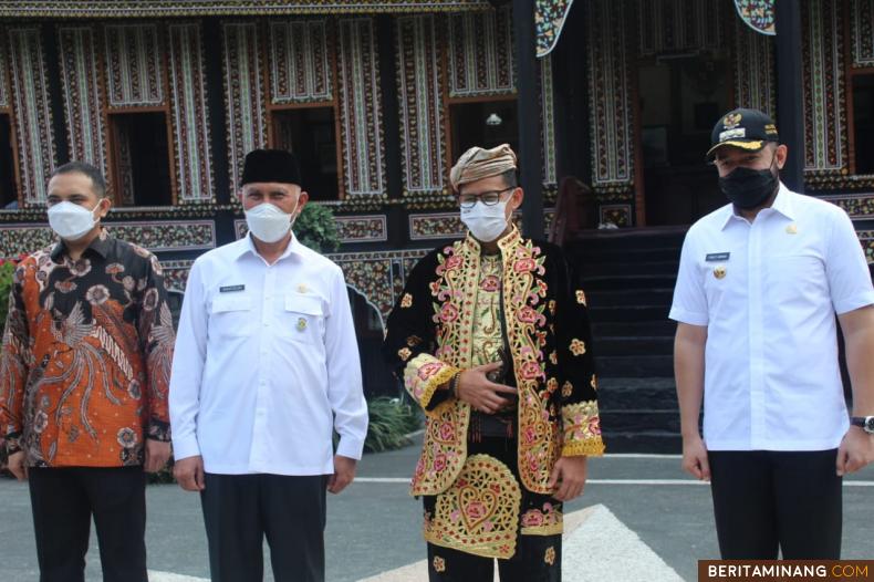 Sandiaga Uno mengenakan baju adat Minang di Padang Panjang didampingi Gubernur Mahyeldi dan Wako Fadly Amran. Foto: Humas Sumbar