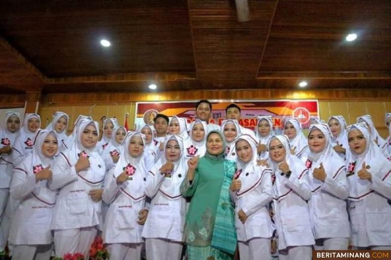Program Studi (Prodi) Kebidanan Fakultas Ilmu Kesehatan (FIKES) Universitas Dharmas Indonesia (UNDHARI) foto  bersama usai Ukom. Foto: Eko P